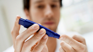 آیا ابتلا به بیماری دیابت می تواند باعث ریزش مو در افراد شود؟