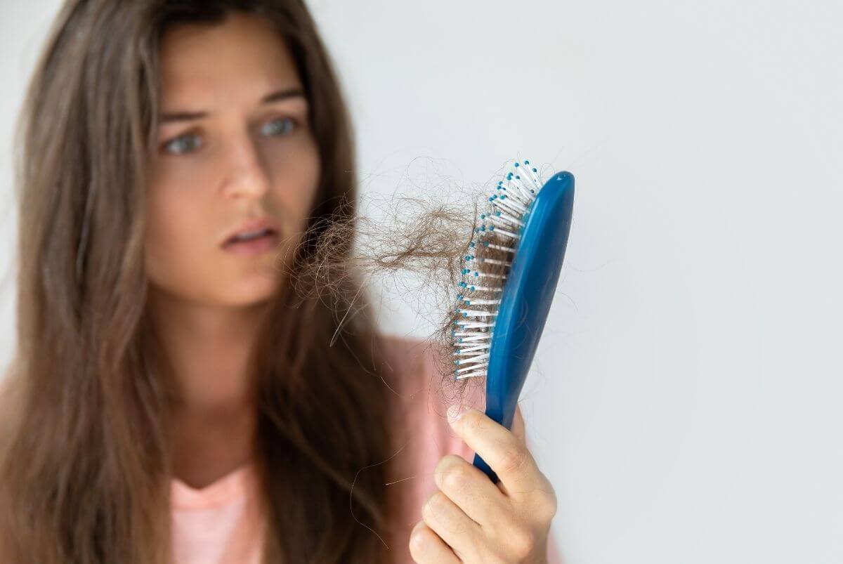 تلوژن افلوویوم چیست؟ علائم، علل و روش های درمان این نوع ریزش مو